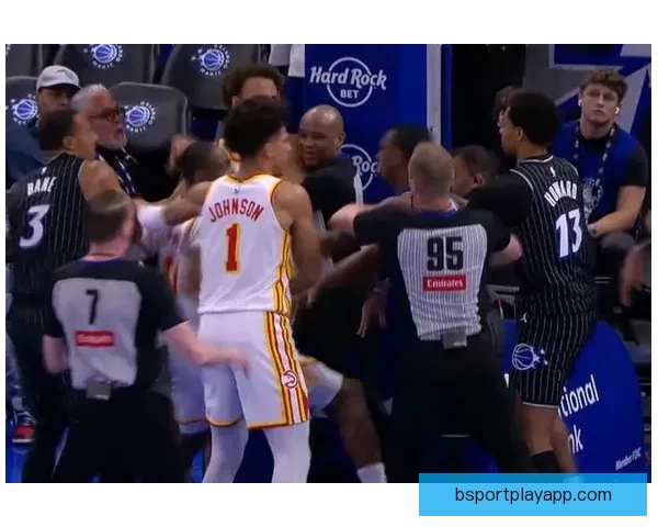 比塔泽恶犯遭驱逐 丹尼尔斯为队友出头吃T 引发场上冲突 比塔泽恶犯遭驱逐 丹尼尔斯为队友出头吃T 引发场上冲突